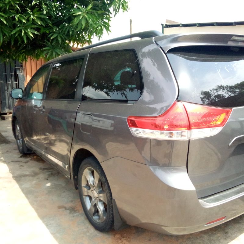 Thumbnail 4 of 2012 Toyota Sienna LE
